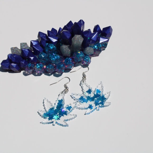 Weed Leaf Design Earrings - Picture 4 of 4